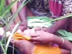 Người phụ nữ trên ghế sofa chiếu phim sex coi