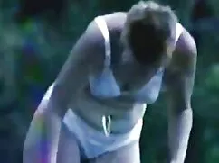 Cô gái châu á Sexy được khó chiếu phim sex đang chơi khăn và yêu nó